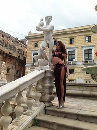 nina-moric-shooting-palermo-2013-abiti-anton-giulio-grande-febbraio-twitter-4.jpg