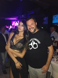 La foto di Salvini con la modella musulmana scatena.jpg