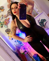 tiziana d´arcangelo in latex (01).jpg