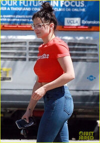ariel-winter-sends-a-message-with-her-shirt-06.jpg