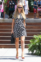 Paris_Hilton_at_the_Country_Mart_in_Malibu_July_6_2013_06.jpg