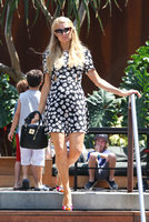 Paris_Hilton_at_the_Country_Mart_in_Malibu_July_6_2013_08.jpg