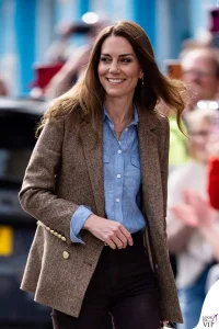 kate-middleton-blazer-tweed-camicia.webp