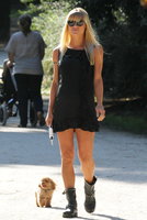 Michelle_Hunziker_Walking_the_Dog_in_Milan_August_29_2013_03-08312013153602000000.jpg