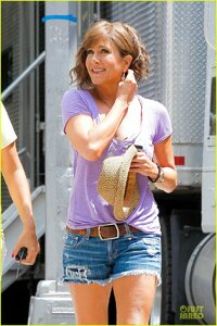 jennifer-aniston-adoring-fans-on-squirrels-to-the-nuts-set-11.jpg