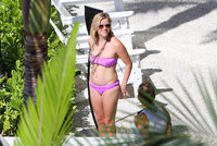 Reese Witherspoon Wearing a Bikini in Hawaii on January 5015.jpg