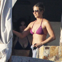 Jennifer-Aniston-Having-Holiday-With-Courteney-Cox-In-Mexico.jpg