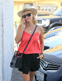 Reese_Witherspoon_Leaving_a_Hair_Salon_in_Beverly_Hills_May_1_2014_17-05022014153512u.jpg