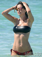 Aida-Yespica-Shows-Off-Her-Bikini-Body-At-The-Beach-In-Formentera-Spain-04-675x900.jpg