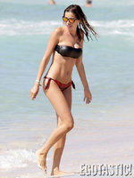 Aida-Yespica-Shows-Off-Her-Bikini-Body-At-The-Beach-In-Formentera-Spain-03-675x900.jpg