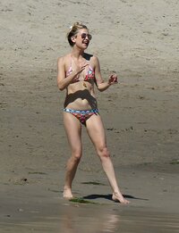 kate-hudson-bikini-candids-on-the-beach-in-malibu-march-14-29-pics-3.jpg