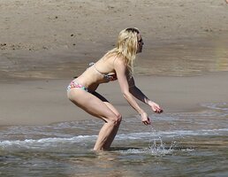 kate-hudson-bikini-candids-on-the-beach-in-malibu-march-14-29-pics-15.jpg