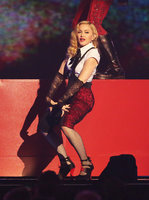 Video-Madonna-Falls-Off-Stage-2015-Brit-Awards.jpg