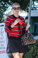 reese-witherspoon-heading-to-a-nail-salon-in-beverly-hills-11-06-2015_3.jpg