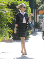 reese-witherspoon-out-amp-about-in-santa-monica-december-8-35-pics-1.jpg