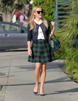 reese-witherspoon-out-amp-about-in-santa-monica-december-8-35-pics-24.jpg