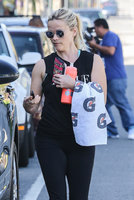 reese-witherspoon-out-amp-about-in-yoga-pants-in-la-2202016-7.jpg