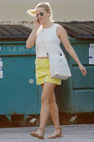 reese-witherspoon-in-yellow-shorts-out-in-brentwood-22016-6.jpg