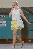 reese-witherspoon-in-yellow-shorts-out-in-brentwood-22016-9.jpg