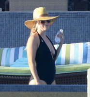 Reese-Witherspoon-in-Black-Swimsuit--09.jpg