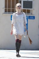 elle-fanning-out-and-about-in-los-angeles-160_2.jpg