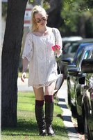 elle-fanning-out-and-about-in-los-angeles-160_10.jpg