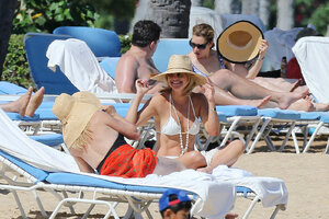 Kate-Hudson-in-White-Bikini-2016--13.jpg