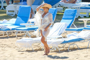 Kate-Hudson-in-White-Bikini-2016--44.jpg