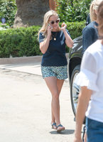 Reese-Witherspoon-in-Shorts--03.jpg