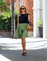 reese-witherspoon-out-shopping-in-los-angeles-62416-11.jpg