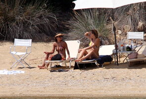 kate-hudson-bikini-candids-in-skiathos-island-july-24-32-pics-28.jpg