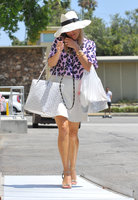 reese-witherspoon-shopping-in-beverly-hills-august-1-46-pics-33.jpg