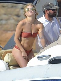 Kate-Hudson-in-Bikini-2016--14.jpg