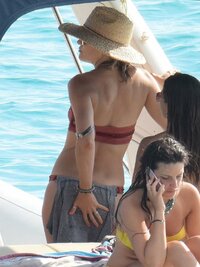 Kate-Hudson-in-Bikini-2016--17.jpg