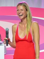 gwyneth-paltrow-at-hamptons-paddle-party-for-pink-08-06-2016_4.jpg