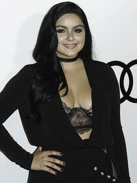 ariel_winter_lacy_bra_for_audi_party_06-f906e358_web.jpg