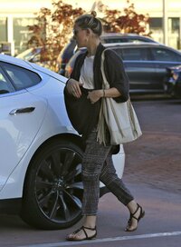 Kate-Hudson--Shopping-in-Malibu--03.jpg