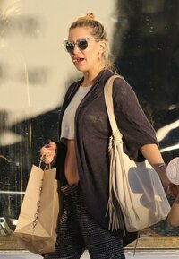 Kate-Hudson--Shopping-in-Malibu--05.jpg