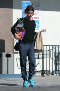 Elisabetta-Canalis--Shopping-at-Petco--05.jpg