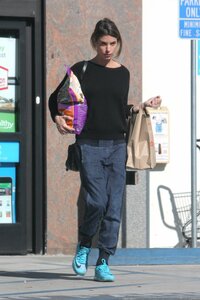 Elisabetta-Canalis--Shopping-at-Petco--08.jpg