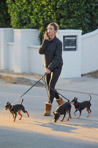 Elisabetta-Canalis--Walking-her-dogs--02.jpg