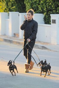 Elisabetta-Canalis--Walking-her-dogs--05.jpg