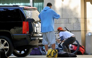 32352_eliza_dushku_working_on_her_car_in_la-3_122_555lo.jpg