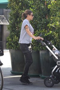 elisabetta_canalis_out_for_lunch026.jpg