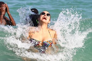 48601701_hqcelebcorner-15.jpg