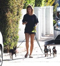 elisabetta-canalis-chats-on-her-mobile-phone-while-out-with-her-dogs-in-beverly-hills-250917_5.jpg