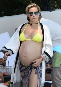 77239105_hqcelebcorner-1.jpg