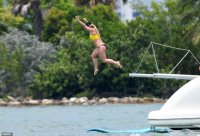 Britney-Spears--Bikini-candids-on-a-Yacht-in-Miami--07.jpg