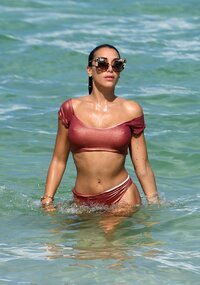 115426501_hqcelebcorner-17.jpg