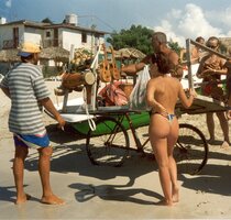 Laura con venditore sulla spiaggia.jpg